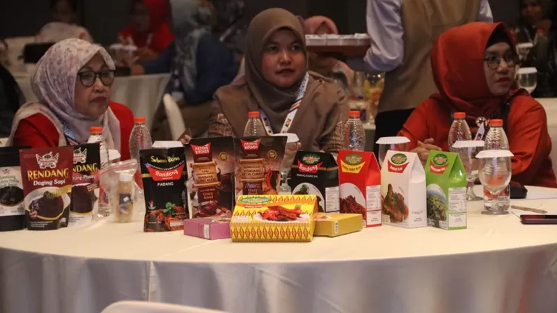 KAI Divre II Sumatera Barat bersama BRI menggelar pembinaan bagi 85 UMK mitra binaan bertema “Bersama Mendukung UMK Naik Kelas dan Berdaya Saing” di Ballroom Santika Premiere Hotel Padang, Selasa (6/10/2026). (Dok. KAI)