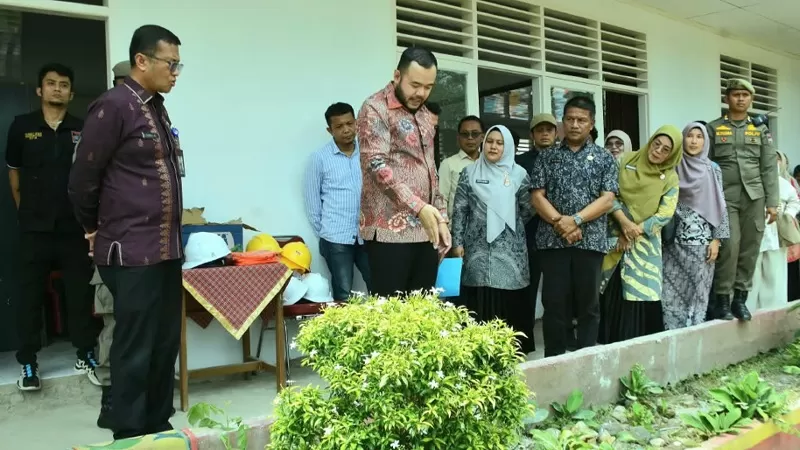 Wali Kota Padang, Fadly Amran meninjau progres pembangunan SDN 01 Pasar Laban, Kelurahan Bungus Selatan, Kecamatan Bungus Teluk Kabung, Kamis (8/10/2026) siang. (Dok. Diskominfo)