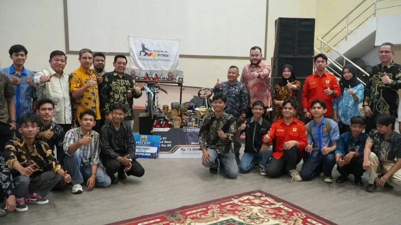 Wali Kota Padang, Fadly Amran membuka kegiatan Promoting Rise (Renewable, Energy, Intelligence System, Smart Technology, Education) Through Triple Helix di Aula Gedung Pusat Kreatif Mahasiswa PNP, Kamis (8/10/2026) siang. (Dok. Diskominfo)