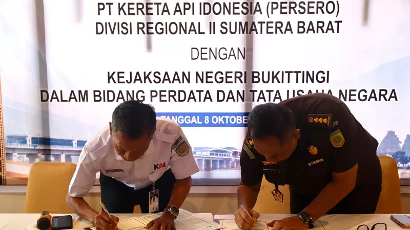 Kepala KAI Divre II Sumbar, Lutfi Wijaya bersama Kepala Kejaksaan Negeri Bukittinggi, Muhammad Haris Hasbullah menandatangani Perjanjian Kerja Sama tentang Sinergi Tugas dan Fungsi dalam Bidang Perdata dan Tata Usaha Negara, Kamis (8/10/2026) siang. (Dok. KAI)