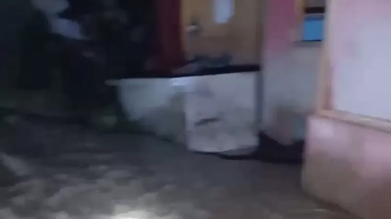 Hujan deras menyebabkan Sungai Batang Tumayo meluap dan merendam sejumlah rumah warga di Jorong Kubu. Longsor juga terjadi di ruas Jalan Panta-Sungai Landia, Kecamatan Matur, Kamis (8/10/2026). (Dok. Tangkapan Layar/Unit Siaga SAR Agam)