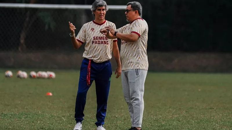 Pelatih Kepala Semen Padang FC yang baru, Stefano 'Teco' Cugurra dan Manajer Semen Padang FC, Braditi Moulevey. (Dok. Tim BM)