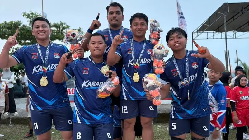 Kontingen Kabaddi Kota Padang mencatatkan perolehan delapan medali emas dan dua medali perak pada Porprov XVI Sumatera Barat 2026 di Kawasan Wisata Mappadegat, Kabupaten Kepulauan Mentawai, Kamis (8/10/2026). (Dok. KONI)