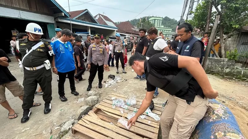Personel gabungan melakukan operasi pemberantasan dugaan penyalahgunaan dan peredaran gelap narkotika di kawasan Kampung Narkoba Gaung, Kecamatan Lubuk Begalung, Kota Padang, Jumat (9/10/2026). Sebanyak 12 orang diamankan untuk pemeriksaan lebih lanjut. (Dok. Bidang Humas Polda Sumbar)