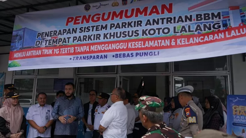 Wali Kota Padang, Fadly Amran bersama jajaran terkait meninjau penataan antrean truk pengisi solar di TKP Truk Koto Lalang, Sabtu (10/10/2026). Sistem ini menggunakan QR Code Bank Nagari untuk mengatur giliran kendaraan menuju SPBU Bandar Buat. (Dok. Diskominfo)