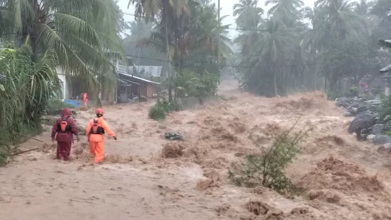 Personel BPBD Kota Padang bersama Tim Reaksi Cepat, TNI dan Polri diterjunkan untuk membantu evakuasi warga terdampak banjir di Kampung Apa, Kecamatan Koto Tangah, Sabtu (10/10/2026) siang. (Dok. Pusdalops PB)