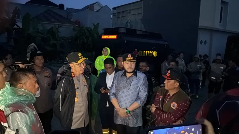 Tim gabungan Pemerintah Kota Padang yang melibatkan BPBD, Damkar, Satpol PP, Dinas Kesehatan, Dinas Perhubungan, serta unsur TNI-Polri dikerahkan untuk mengevakuasi warga terdampak banjir di sejumlah wilayah pada Sabtu (10/10/2026). (Dok. Pusdalops PB)