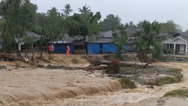 Banjir melanda Kota Padang Sabtu (10/10/2026).