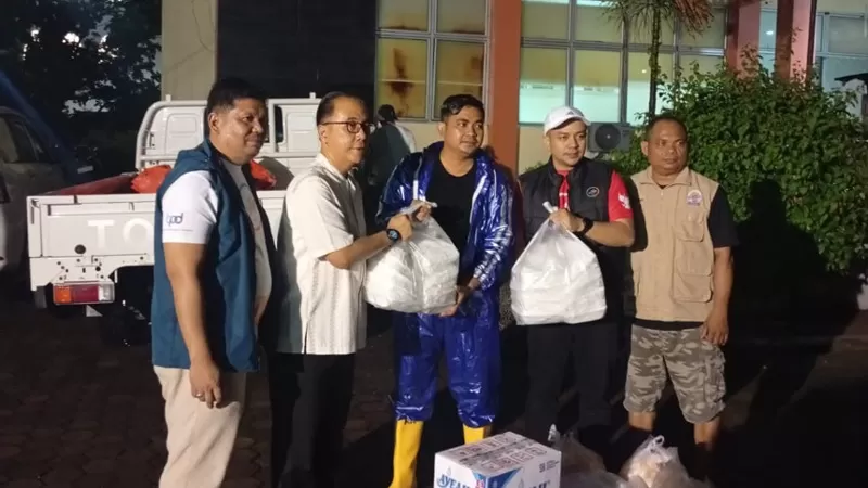 Penyaluran bantuan tahap awal dari Bank Nagari kepada Pemko Padang pasca banjir yang terjadi pada Sabtu (10/10/2026). (Dok. Diskominfo)