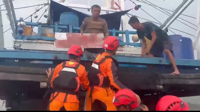 KM Jamcha 01 dilaporkan kandas dan mengalami enam titik kebocoran di perairan Pulau Malilimok, Kepulauan Mentawai. Seluruh 10 awak kapal dilaporkan selamat dan operasi SAR ditutup pada Minggu (11/10/2026). (Dok. Basarnas)