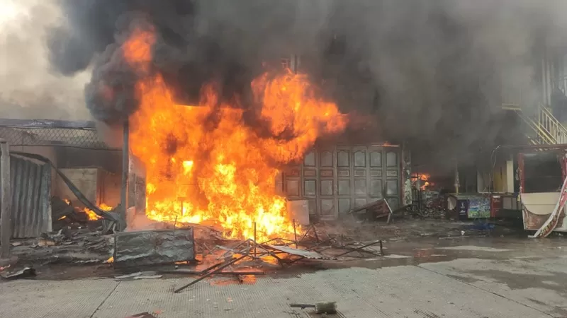 Kebakaran melanda kawasan pertokoan di Jalan Jawa Gadut, Kecamatan Pauh, Kota Padang pada Senin (12/0/2026) pagi. Sebanyak 10 mobil pemadam dikerahkan untuk menangani kebakaran yang mengakibatkan 22 orang mengungsi dan kerugian ditaksir mencapai Rp3 miliar. (Dok. Padang Fire Fighter)