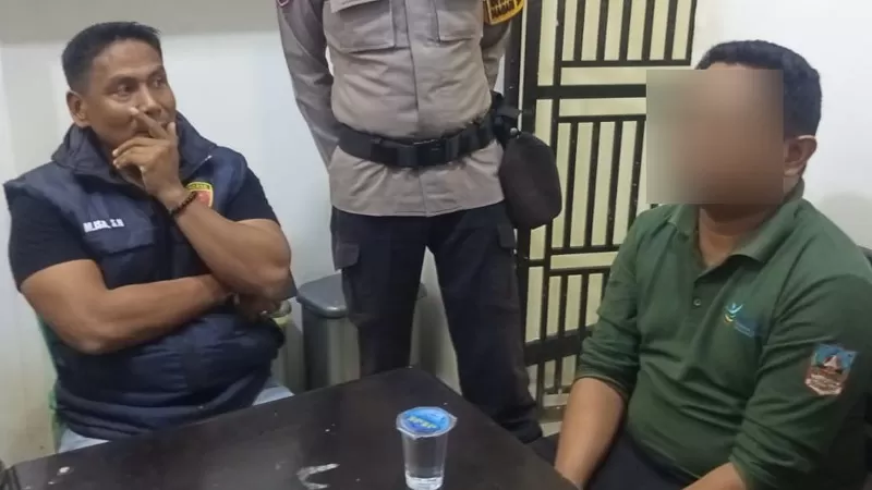 Polisi mengamankan oknum Perawat PPPK Paruh Waktu di RSUD Sungai Dareh, Kabupaten Dharmasraya yang diduga melakukan pelecehan seksual terhadap seorang pasien di rumah sakit tersebut. (Dok. Polres Dharmasraya)