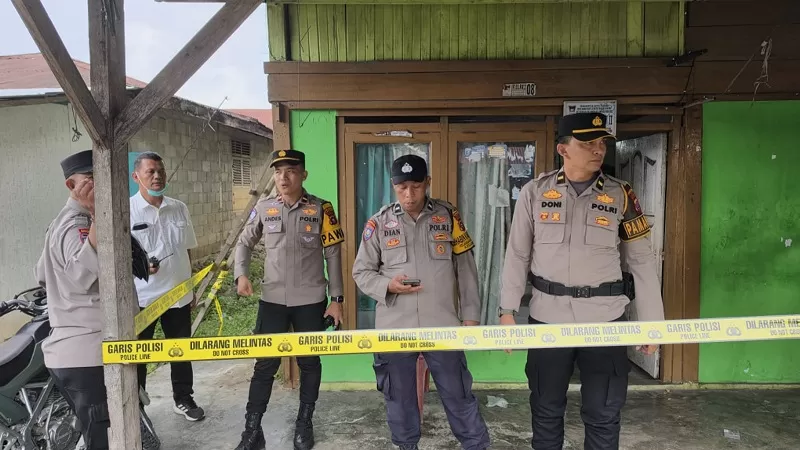 Polisi melakukan olah Tempat Kejadian Perkara (TKP) di lokasi penemuan mayat Dedi Irawan (56) di satu rumah kawasan Arai Pinang, Kelurahan Pegambiran Ampalu Nan Xx, Kecamatan Lubuk Begalung, Padang, Senin (12/10/2026). Korban diperkirakan telah meninggal sekitar tujuh hari atau satu minggu sebelum ditemukan. (Dok. Polsek Lubuk Begalung)