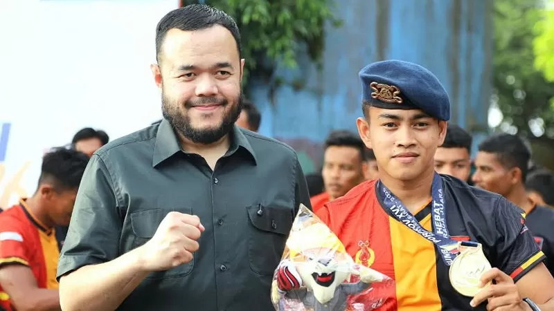 Wali Kota Padang, Fadly Amran atlet peraih prestasi cabor dayung pada Porprov Sumbar XVI 2026 di Banjir Kanal GOR Haji Agus Salim, Minggu (11/10/2026). (Dok. Diskominfo)