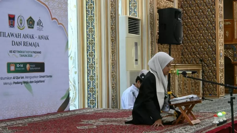 Pelaksanaan cabang tilawah golongan anak-anak dalam MTQ ke-42 Tingkat Kota Padang berlangsung di Masjid Baiturrahmah, Aie Pacah, Minggu (11/10/2026). Sebanyak 22 peserta dari 11 kecamatan mengikuti perlombaan tersebut. (Dok. Bag Kesra)