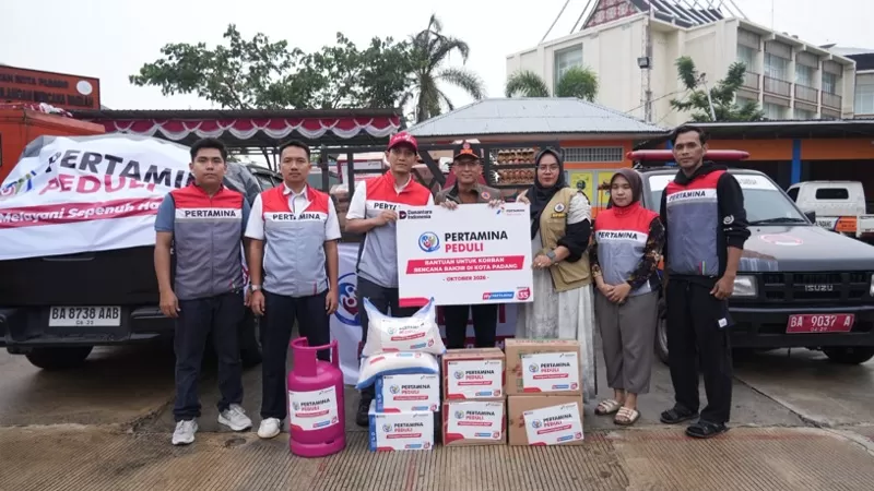 Pertamina Patra Niaga Sumbagut menyalurkan bantuan kemanusiaan berupa sembako, tabung gas LPG serta perlengkapan pakaian untuk ibu dan anak bagi warga terdampak banjir di Kecamatan Kuranji, Kota Padang, Senin (12/10/2026) siang. (Dok. PPN Sumbagut)