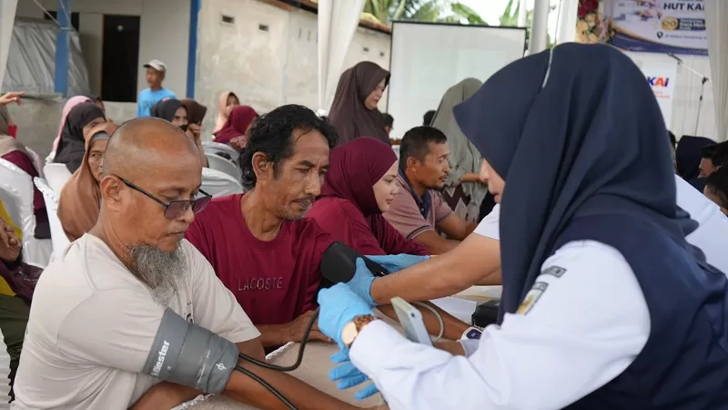 KAI Divre II Sumbar mengadakan pemeriksaan dan pengobatan gratis bagi 100 peserta serta memberikan kacamata kepada 30 siswa SDN 11 Kampung Jua di Stasiun Kampung Jua, Senin (12/10/2026), melalui program Tanggung Jawab Sosial dan Lingkungan (TJSL) Perusahaan. (Dok. Humas)