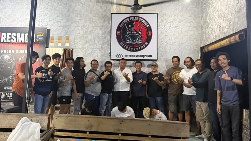 Tim Resmob Ditreskrimum Polda Sumbar menangkap pria berinisial RS di kawasan Ulak Karang Selatan, Kota Padang, dalam pengembangan kasus dugaan pencurian di sejumlah sekolah di Sumatera Barat. (Dok. Resmob Polda Sumbar)