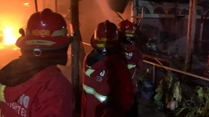 Kebakaran menghanguskan satu depot air minum, satu rumah hunian dan aatu becak motor di Jalan Lolong Karan, Kelurahan Sungai Sapih, Kecamatan Kuranji, Kota Padang, Selasa (13/10/2026) malam. Damkar mengerahkan lima armada dan 80 personel untuk menangani kejadian tersebut. (Dok. Padang Fire Fighter)