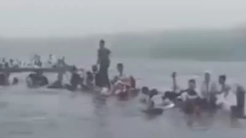 Sampan cadik yang membawa 37 siswa SMA Negeri 1 PUS terbalik di Selat Sikakap, Kabupaten Kepulauan Mentawai. Seluruh penumpang berhasil diselamatkan dengan bantuan kapal nelayan di sekitar lokasi. (Dok. Tangkapan Layar)