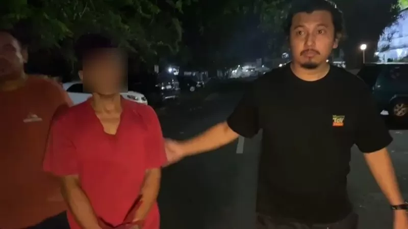 Tim Klewang Satreskrim Polresta Padang mengamankan seorang pria berinisial DA (28) yang diduga terlibat pencurian ponsel milik tetangganya di Gurun Laweh. (Dok. Tim Klewang)