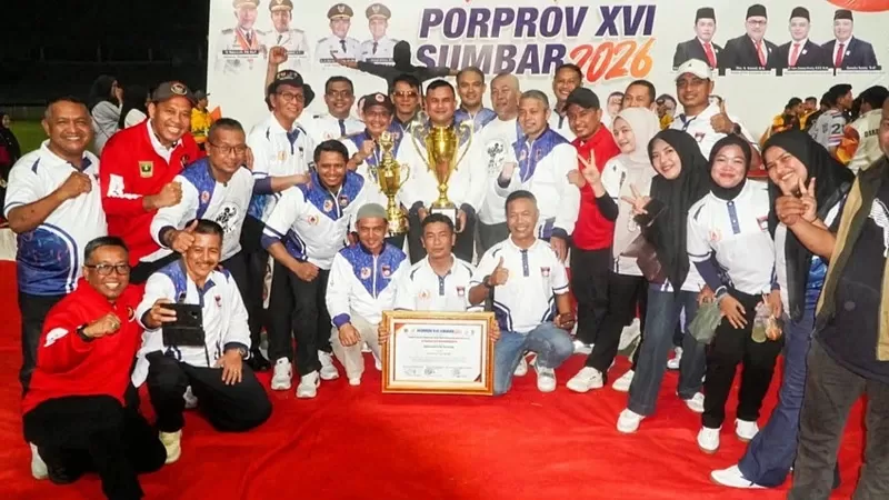 Kota Padang resmi mempertahankan gelar juara umum Pekan Olah Raga Provinsi Sumatera Barat (Porprov Sumbar) ke-XVI tahun 2026 dengan raihan 261 emas, 181 perak dan 167 perunggu, Rabu (14/10/2026) malam. (Dok. Diskominfo)
