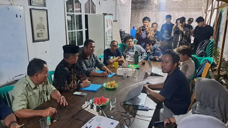 Walhi Sumbar memaparkan hasil perbandingan peta BPN dan peta kawasan hutan menunjukkan indikasi tumpang tindih sertifikat tanah dengan kawasan hutan lindung di DAS Aia Dingin, Kota Padang. (Dok. Sumbardaily)