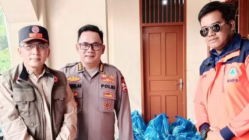 Penyaluran 250 paket sembako kepada warga terdampak banjir di Kampung Apa, Kecamatan Koto Tangah, dan Kampung Guo, Kecamatan Kuranji, Kota Padang oleh Tim Satuan Tugas Percepatan Rehabilitasi dan Rekonstruksi (Satgas PRR) Sumatera, Kamis (16/10/2026) siang. (Dok. BPBD Padang)