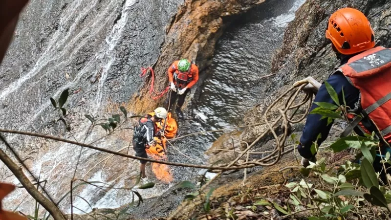 Tim SAR gabungan mengevakuasi Windy Rahma Putri (25), perempuan asal Padang Pariaman yang ditemukan meninggal dunia setelah dilaporkan tergelincir dan diduga hanyut di Air Terjun Robo, Kabupaten Limapuluh Kota, Jumat (16/10/2026) siang. (Dok. Basarnas)