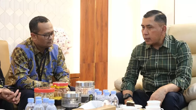 Executive General Manager Pertamina Patra Niaga Sumatera Bagian Utara, Fanda Chrismianto bertemu dengan Kepala BIN Daerah Sumatera Utara, Brigjen TNI Muhammad Nasrulloh Nasution pada Kamis (15/10/2026) untuk memperkuat koordinasi pengamanan distribusi energi, termasuk BBM dan LPG bersubsidi. (Dok. PPN Sumbagut)