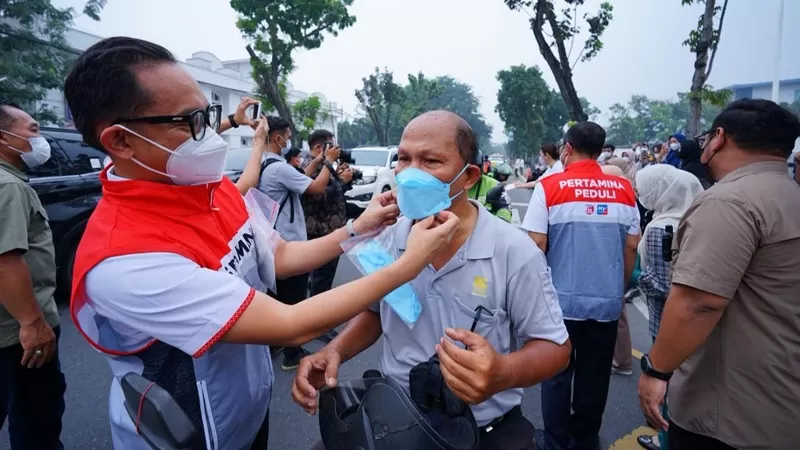 Pertamina Patra Niaga Sumatera Bagian Utara menyalurkan 2.200 masker kepada masyarakat di depan Kantor Gubernur Sumatera Utara (Sumut) pada Kamis (15/10/2026) sebagai bentuk dukungan terhadap perlindungan kesehatan warga di tengah kabut asap. (Dok. PPN Sumbagut)