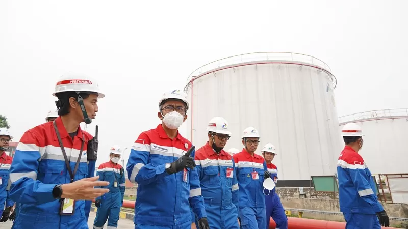 Wakil Direktur Utama I PT Pertamina Patra Niaga, Taufik Aditiyawarman, didampingi Executive General Manager Regional Sumbagut, Fanda Chrismianto, meninjau Fuel Terminal Sei Siak, Pekanbaru, Rabu (14/10/2026), untuk mengevaluasi kesiapan fasilitas dan keandalan operasional penyaluran BBM. (Dok. PPN Sumbagut)