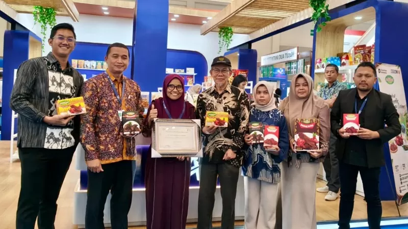 Siti Nurbaya Food, UMK mitra binaan PT KAI Divre II Sumbar, meraih penghargaan Terbaik II Indonesia Halal Industry Awards (IHYA) 2026 dari Kementerian Perindustrian Republik Indonesia (Kemenperin RI) pada sub kategori Perusahaan Industri Kecil dan Menengah Makanan Halal Terbaik. (Dok. KAI)