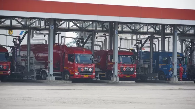 Sejumlah truk Pertamina melakukan pengisian ulang Bahan Bakar Minyak (BBM) ke dalam tangki sebelum disalurkan ke Stasiun Pengisian Bahan Bakar Umum (SPBU) yang tersebar di Indonesia. (Dok. PPN Sumbagut)