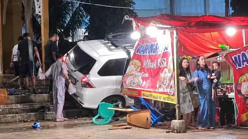 Kecelakaan yang melibatkan mobil Avanza dan motor Vario terjadi di Jalan Padang-Painan KM 20, dekat SMAN 11 Padang dan Kantor Camat Bungus Teluk Kabung, Minggu (18/10/2026) malam. (Dok. Istimewa)