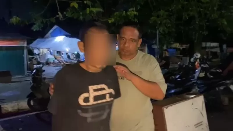 Tim Klewang Satreskrim Polresta Padang mengamankan seorang pria berinisial TS alias Tomi Tato (52) yang diduga terlibat dalam pencurian motor milik penjaga SMPN 30 Padang. Terduga pelaku ditangkap di kawasan Pasar Raya Padang pada Sabtu (17/10/2026) malam. (Dok. Tangkapan Layar)