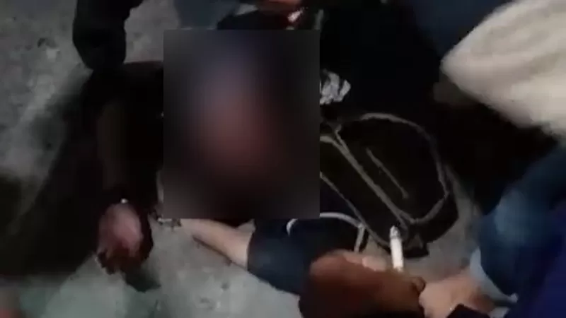 Aksi perampokan bersenjata di Kabupaten Agam. Satu dari empat terduga pelaku berhasil diamankan massa dan petugas. (Dok. Tangkapan Layar)