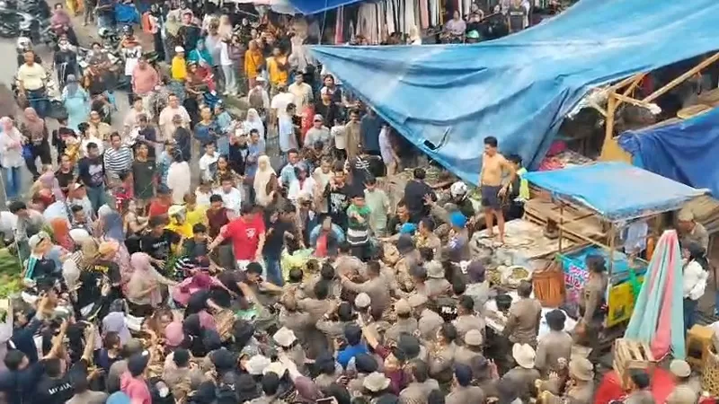 Penertiban Pedagang Kaki Lima (PKL) di Jalan Sandang Pangan Pasar Raya Padang berakhir ricuh pada Rabu (21/10/2026) sore. (Dok. Tangkapan Layar/Istimewa)