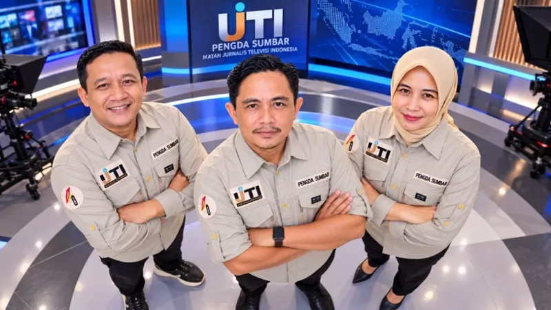 Ketua Pelaksana Musda V IJTI Pengda Sumbar, Wahyudi Agus (tengah) didampingi Sekretaris Pelaksana, Dasril Reta Hadisuri dan Bendahara, Sherly Maureen Natasia (kanan). (Dok. AI)