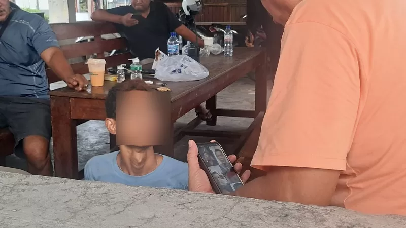 Terduga pelaku berinisial LS diamankan Tim Klewang Polresta Padang pada Kamis (22/10/2026) sore setelah video dugaan penganiayaan terhadap ibu kandungnya di kawasan Arai Pinang, Kecamatan Lubuk Begalung, viral di media sosial. (Dok. Tangkapan Layar)