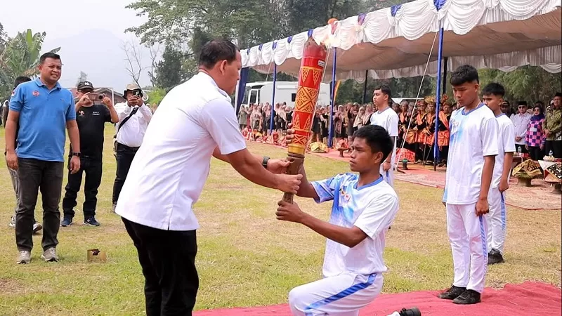  Prosesi pengambilan api berlangsung di Lapangan Sulthan Suri Maharajo Dirajo, Nagari Pariangan, Rabu (30/9/2026). (Foto:Kominfo Tanah Datar)