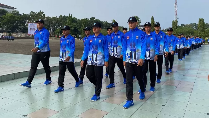 Pelepasan kontingen dilakukan Bupati Pasaman Barat Yulianto di Halaman Kantor Bupati Pasaman Barat, Kamis (1/10/2026).  (Foto: Pemkab Pasbar)