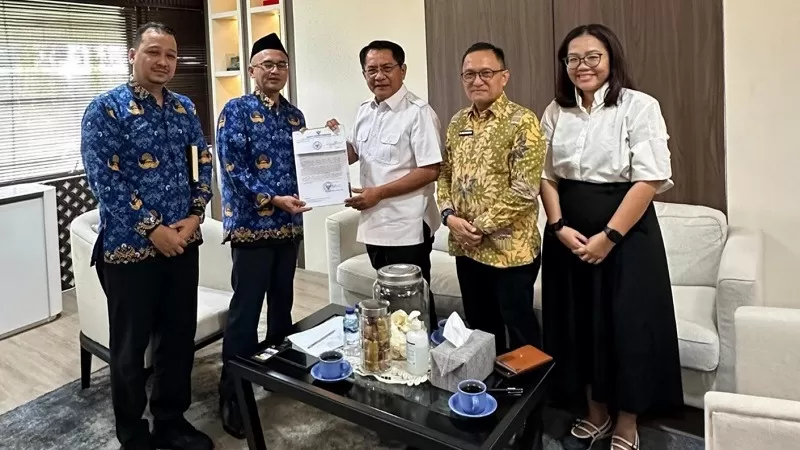  Bupati Padang Pariaman Dr. H. John Kenedy Azis, S.H., M.H. saat melakukan kunjungan dan audiensi dengan jajaran Direktorat Jenderal Bina Marga Kementerian Pekerjaan Umum, Kamis (1/10/2026). (Foto: Pemkab Padang Pariaman)