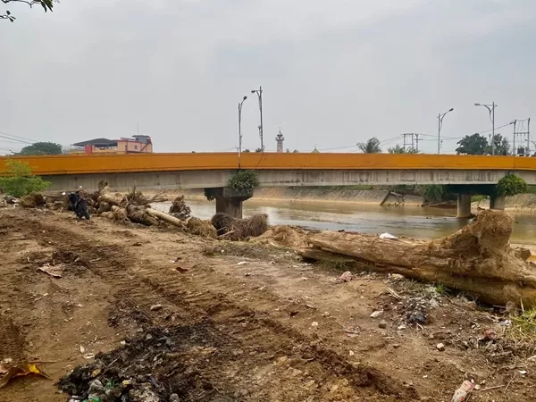 Pengerukan sungai dilakukan di Banjir Kanal Kampung Lapai, Siteba, Kecamatan Nanggalo, Kota Padang, Kamis (1/10/2026), sebagai bagian dari penanganan aliran sungai bantuan BWS Sumatera V. (Dok. DPUPR)