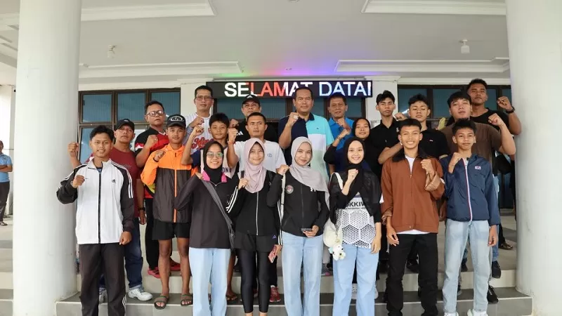 Pelepasan atlet berlangsung di Lobi Balai Kota Pariaman, Jumat (2/10/2026). Dalam kegiatan tersebut, Yota Balad didampingi Ketua Kontingen Kota Pariaman, Afrizal Azhar. (Foto: Pemko Pariaman)
