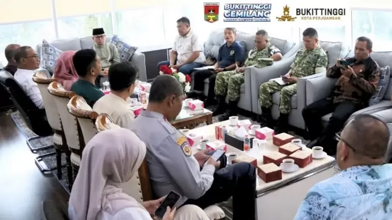 Rapat tersebut berlangsung di ruang kerja Wali Kota Bukittinggi, Jumat (2/10/2026). Pertemuan menjadi bagian dari persiapan akhir sebelum pertandingan Porprov XVI Sumbar dimulai. (Foto: Pemko Bukittinggi)