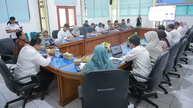 Rapat Koordinasi (Rakor) Penanggulangan Kemiskinan yang dipimpin Wakil Bupati Tanah Datar Ahmad Fadly, S.Psi., di Aula Bappedalitbang pada Jumat (2/10/2026). (Foto: Pemkab Tanah Datar)