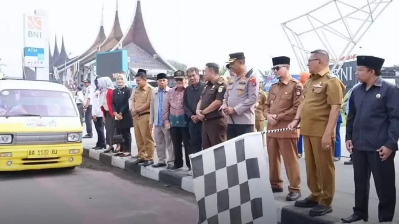 Launching dan uji coba angkutan gratis bagi pelajar Kota Bukittinggi tahun 2026 diresmikan Wali Kota Bukittinggi Ramlan Nurmatias di Pedestrian Jalan Sudirman, Senin (5/10/2026). (Foto: Pemko Bukittinggi)