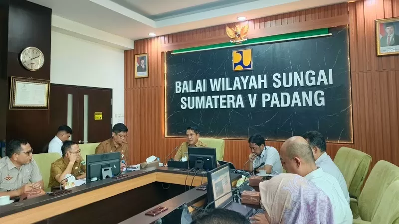Persoalan sungai dan ancaman banjir menjadi perhatian utama Bupati Padang Pariaman John Kenedy Azis (JKA). Hal itu dibahas saat JKA mendatangi Kantor Balai Wilayah Sungai (BWS) Sumatera V di Kota Padang, Senin (5/10/2026). (Foto: Pemkab Padang Pariaman)