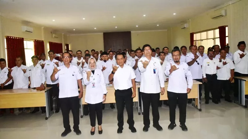  Bupati JKA menyampaikan hal itu saat membuka Sosialisasi Tata Kelola Keuangan Nagari bagi Wali Nagari yang Baru Dilantik di Aula Inspektorat Padang Pariaman, Rabu (7/10/2026). (Foto: Pemkab Padang Pariaman)